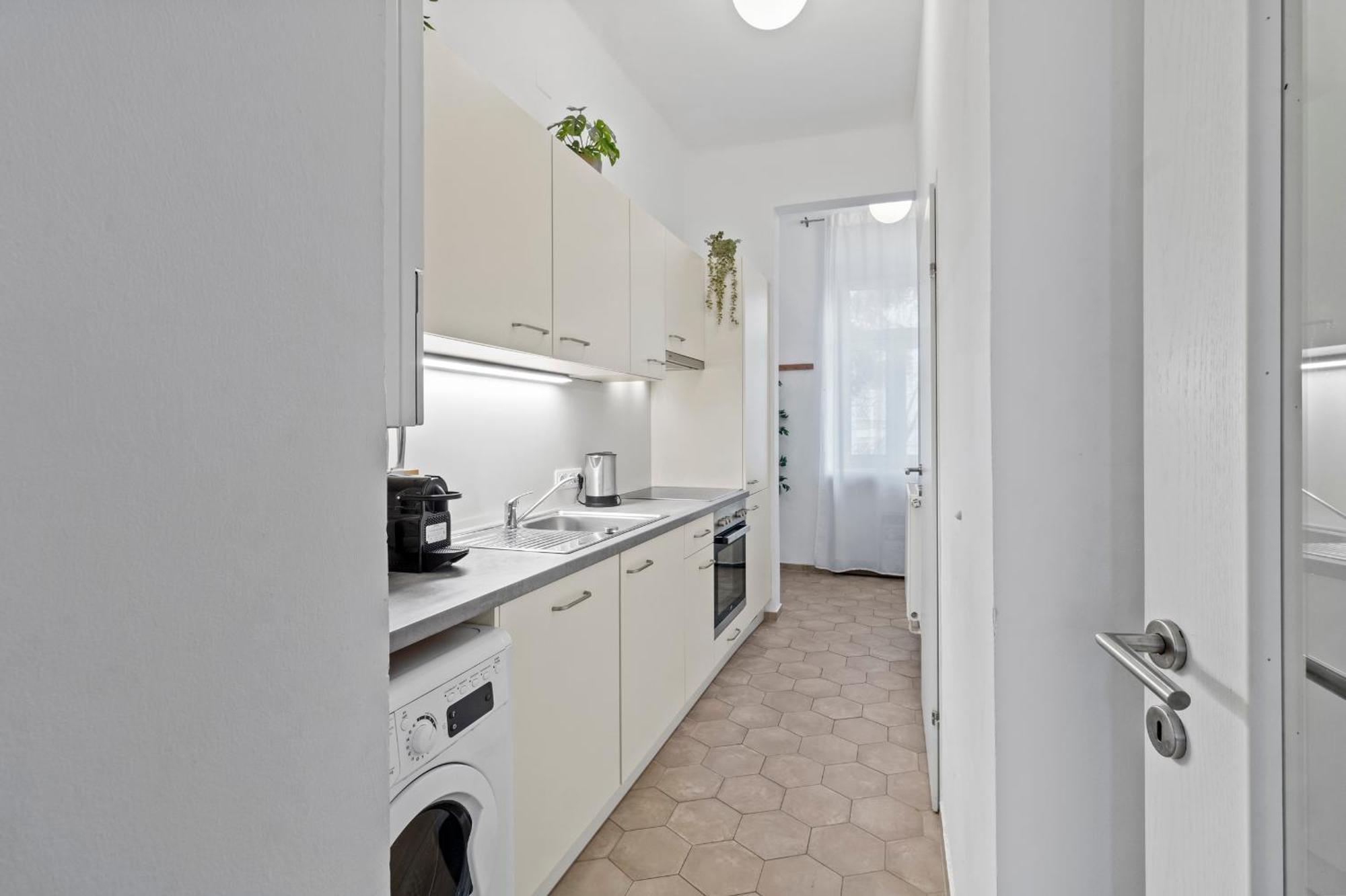 Apartment Spacious 2 Bedroom I 2 Minutes To Metro And Train Station